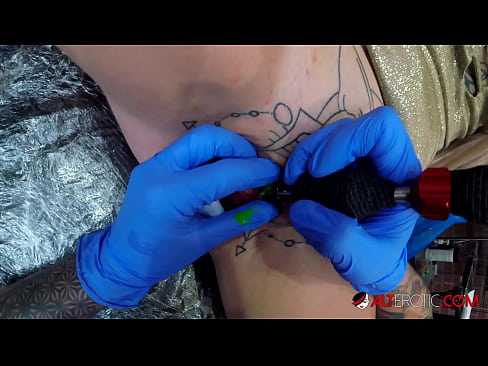 ❤️ Keçika pir tattookirî Sully Savage tattooek li ser klîtorê xwe kir. ❌ Pornoya malê li ku.yespornpics.ru ️❤